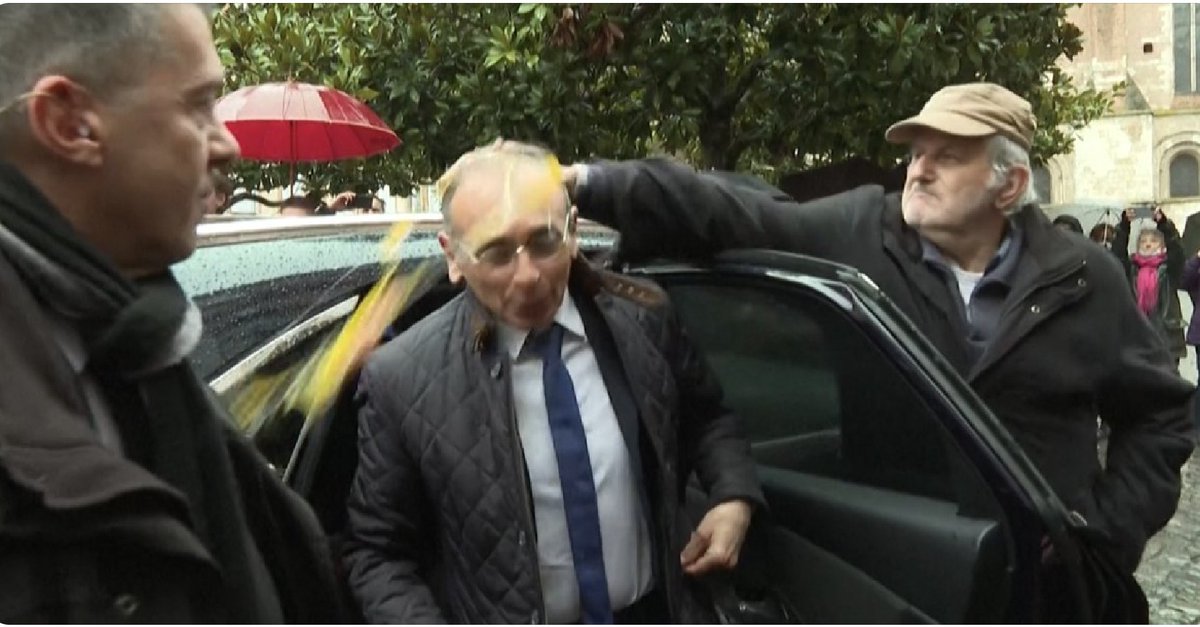 Le lanceur d'œufs sur la tête de Bardella serait un compulsif du jet de l'œuf: il en avait écrasé un sur Zemmour en 2022 et en avait balancé un sur le bus de Marine Le Pen : on devrait le condamner à des TIG dans le poulailler de Braun-Pivet, ce malade !