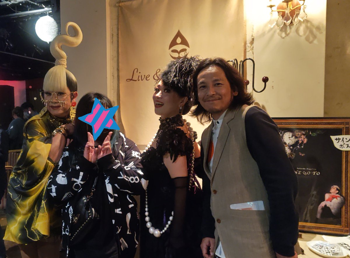 robintorihiki's tweet photo. 左から、アンジェリカさん、私
Miss Cabarettaｻﾝ、鉄平さん

みな、私のパーカー柄に食いつくw

ミスキャバレッタさんの世界
セクシーを超えて見惚れちゃう

初めての世界で素敵でしたの返答に
処♡を奪ったわねという
返しもまた大人の世界だった

アンジェリカさんと鉄平さんの
トークも考え方の勉強になった
#NEGOTO