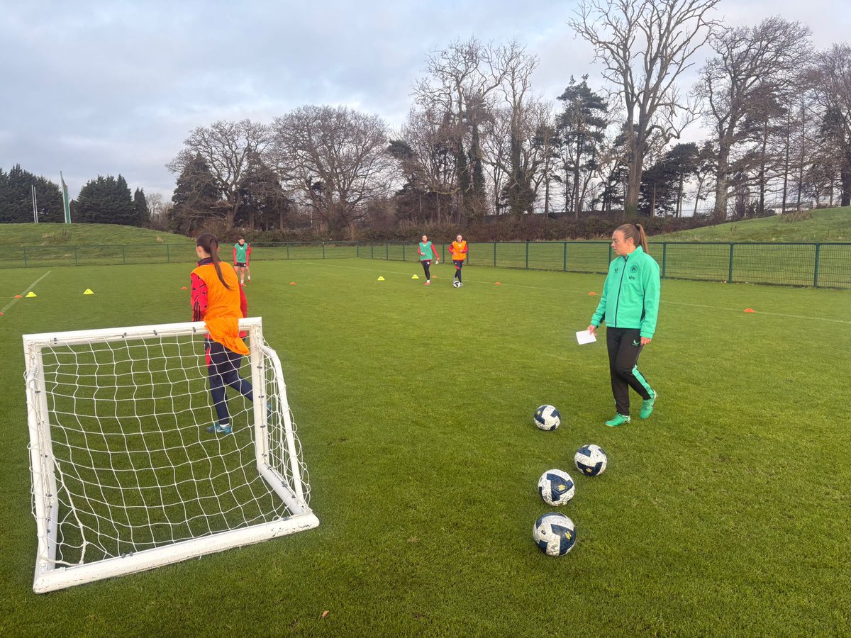 FAICoachDev's tweet image. Five of our @IrelandFootball Senior Internationals continued their @UEFA B licence journey with us today. 

Katie, Ruesha, Courtney, Grace &amp;amp; Louise spent time with us in the classroom and on the pitch today

Big thanks to @ShelsAcademy 

#CoachDevelopment
