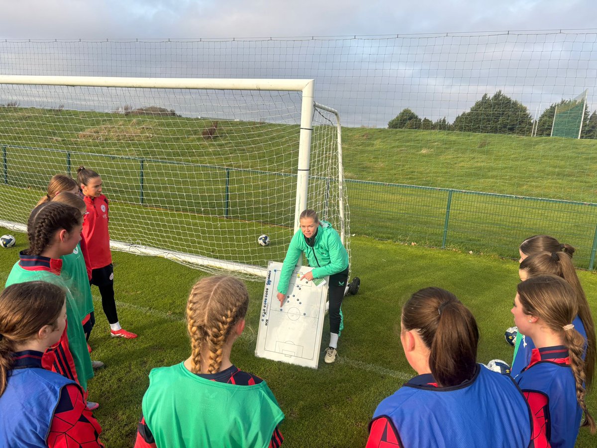 FAICoachDev's tweet image. Five of our @IrelandFootball Senior Internationals continued their @UEFA B licence journey with us today. 

Katie, Ruesha, Courtney, Grace &amp;amp; Louise spent time with us in the classroom and on the pitch today

Big thanks to @ShelsAcademy 

#CoachDevelopment