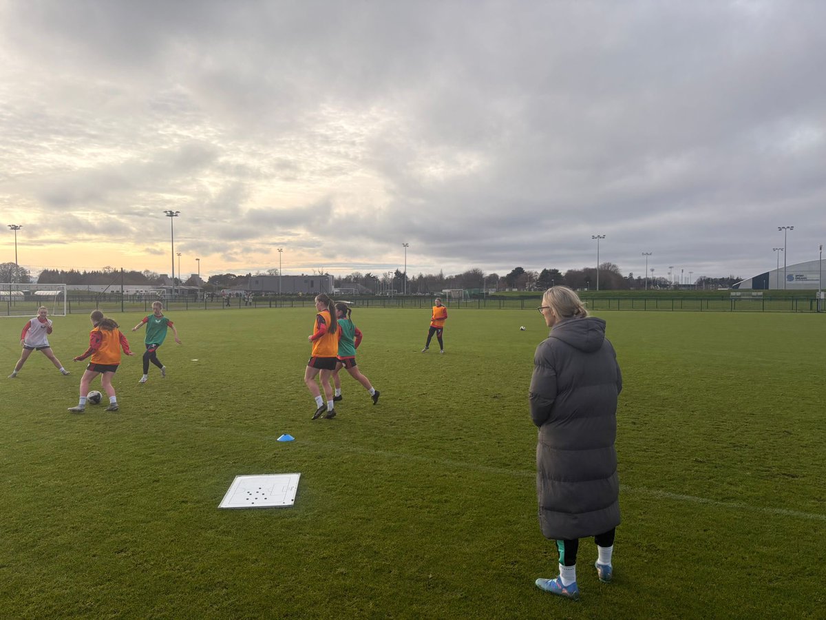 FAICoachDev's tweet image. Five of our @IrelandFootball Senior Internationals continued their @UEFA B licence journey with us today. 

Katie, Ruesha, Courtney, Grace &amp;amp; Louise spent time with us in the classroom and on the pitch today

Big thanks to @ShelsAcademy 

#CoachDevelopment
