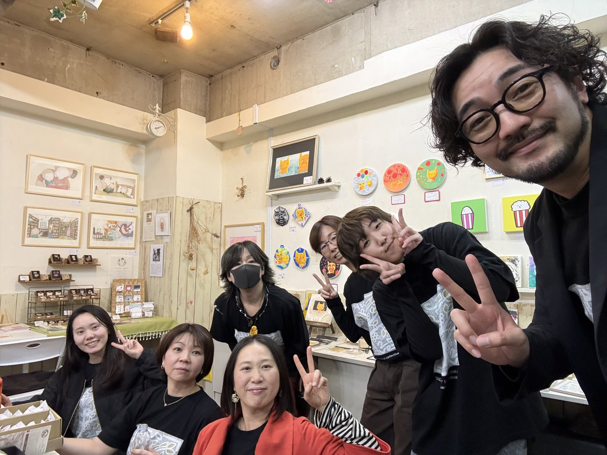 sotaroyasuda's tweet photo. 【展示会終了】【絵本完売御礼】
ちこら部展示会 収穫祭2025 
全日程が終了いたしました。

本当にたくさんの方々にお越しいただけて
心より嬉しく思っております。
深く感謝しております。
ありがとうございました！！

10年以上ぶりにお会いする方々も、
展示会やイベントの度に
足を運んでくださる皆様も、
今回初めておいでくださった方々も、
日頃からお世話になっている皆様、
家族や友人の皆も、
本当にありがとうございました！！

そして新作絵本【しろといろいろ】の
先行販売分が完売いたしました！！
お買い求めくださった
皆様のおかげでございます。
心より御礼申し上げます！

そして絵本だけでなく、
絵もご購入いただきました皆様、
ありがとうございました！
発送の準備ができ次第
すぐにお知らせいたしますので、
少々お時間頂戴いたしますことを
ご容赦ください…！

皆様と直接お会いしてお話できましたこと、
とても嬉しかったですし、
楽しすぎる5日間でした。

また展示会を開催できるよう、
ちこら部一同精進して参りますので、
今後ともメンバーの活動を
応援していただけましたら幸いでございます。

しばらく展示会で撮った写真の投稿が続くかと思いますが、どうかお付き合いくださいませ…😊

誠にありがとうございました！！