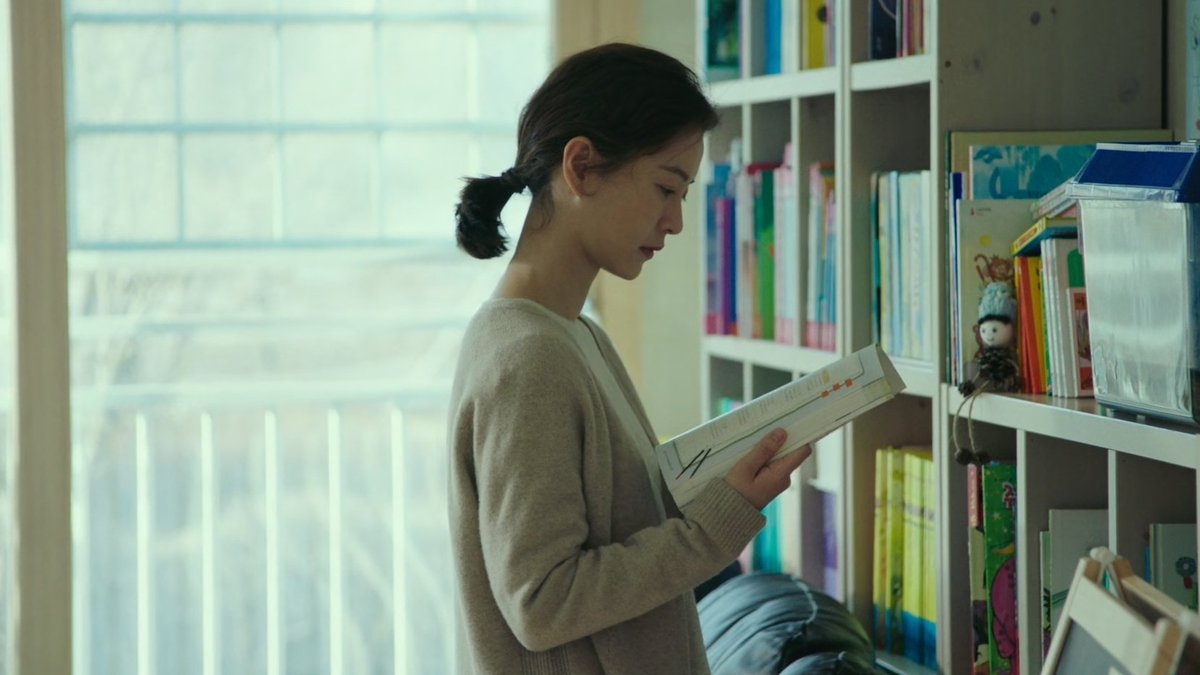 copieconformes's tweet photo. women reading in cinema. https://t.co/cTocwHZIbN
