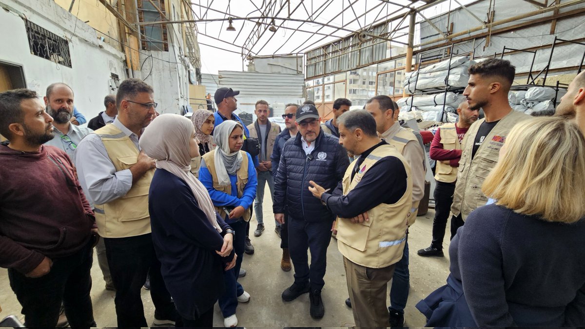 GulfTimes_QATAR's tweet photo. Ramiz Alakbarov, the United Nations Coordinator for Humanitarian Affairs in the Palestinian Territories, conducted a tour of one of the #Qatari_aid distribution centers in the #Gaza Strip, accompanied by a UN delegation. 

Ramiz Alakbarov and the accompanying delegation viewed samples of some of the #Qatari_humanitarian_aid, the distribution of which continues to hundreds of thousands of affected and afflicted families in the Gaza Strip, including food and health parcels and urgent relief materials.

@q_grc