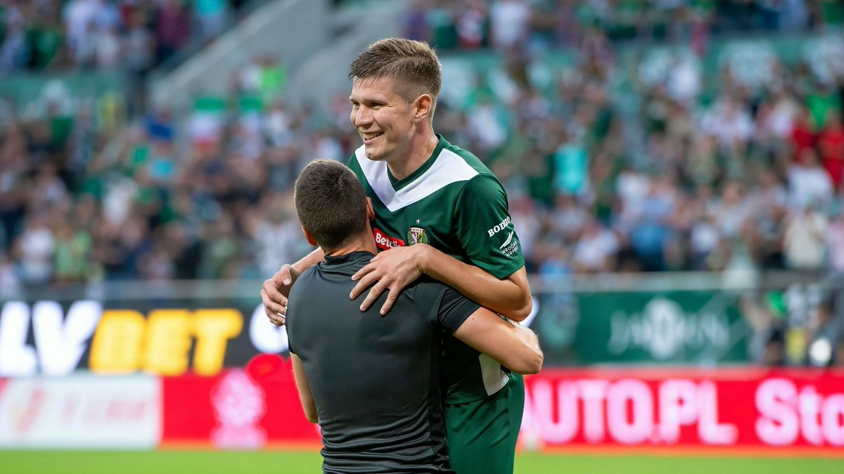 mokrzyk_'s tweet image. Kibice Śląska Wrocław powinni nosić na rękach Piotra Samca-Talara, tak jak na poniższym obrazku robi to Krzysztof Kapelan. Gracz WKS-u to w tym momencie kluczowy element układanki trenera Ante Simundzy.

Przez 45 minut w Sosnowcu zdobył bramkę i zaliczył asystę, a łącznie w całym…