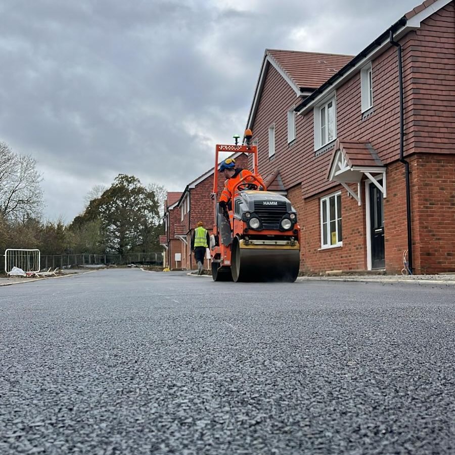 Marshall_SCL's tweet image. Some more snaps from the site works in East Sussex! Doing what we do best! Spine road surfacing works 👊🏼🌟👌🏼

#Resurfacing #TarmacDriveway #PrivateRoad #DrivewayUpgrade #RoadImprovements #driveways #roadsurfacing #roadconstruction #highways #highwaysengland #vogele