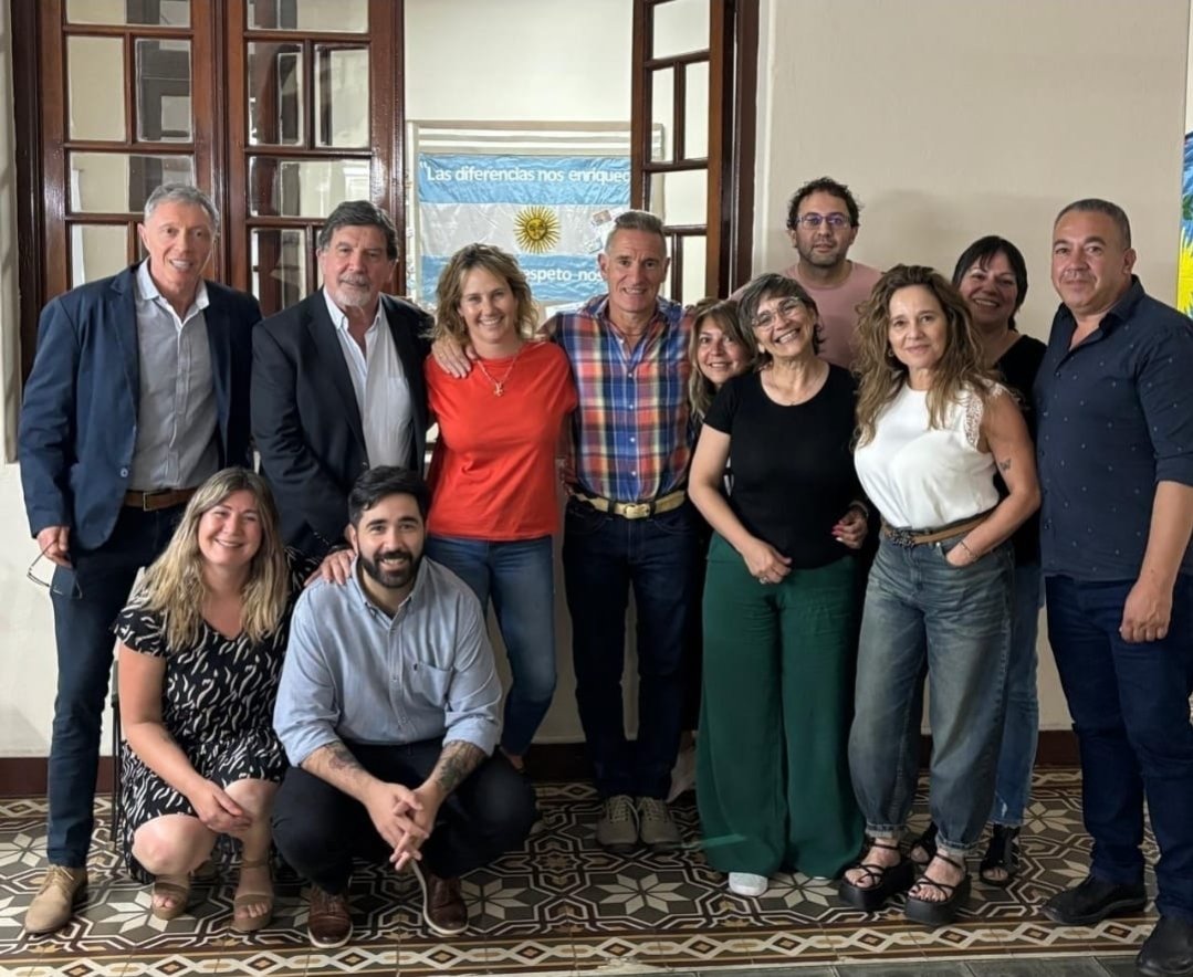 ClaudioRMartini's tweet photo. Gracias por haber marcado rumbos, trazado caminos con la humanidad, humildad, respeto y amorosidad propias de quienes hacen de la docencia una forma de habitar y ver el mundo.
@AlbertoSileoni 
@pablourquizaok 
@Soifercito https://t.co/2Eid4FTcMN