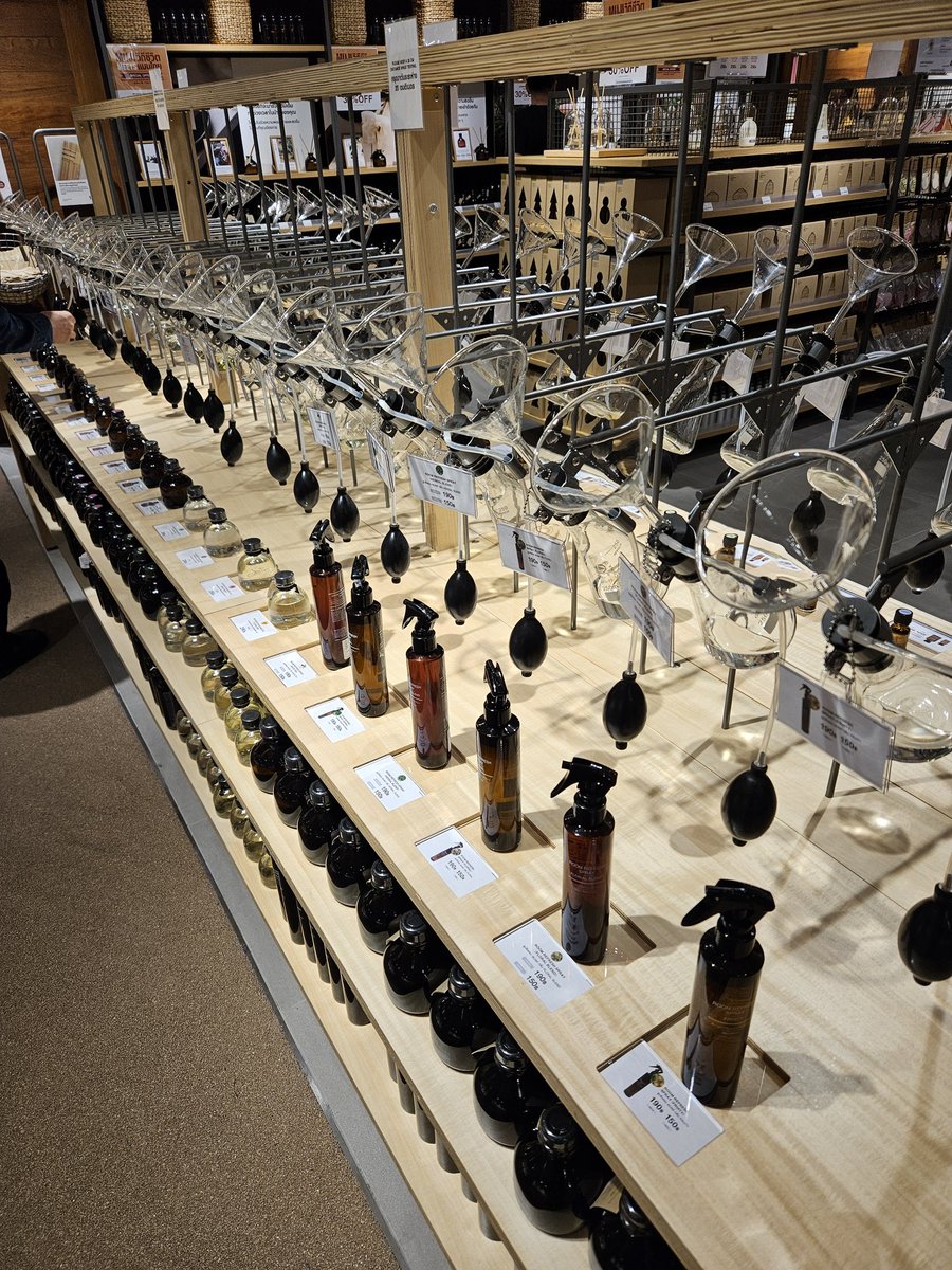 NairMurMur's tweet image. ไปมุจิที่ctwมา ตรงนี้ดูทดลองวิทยาศาสตร์มาก