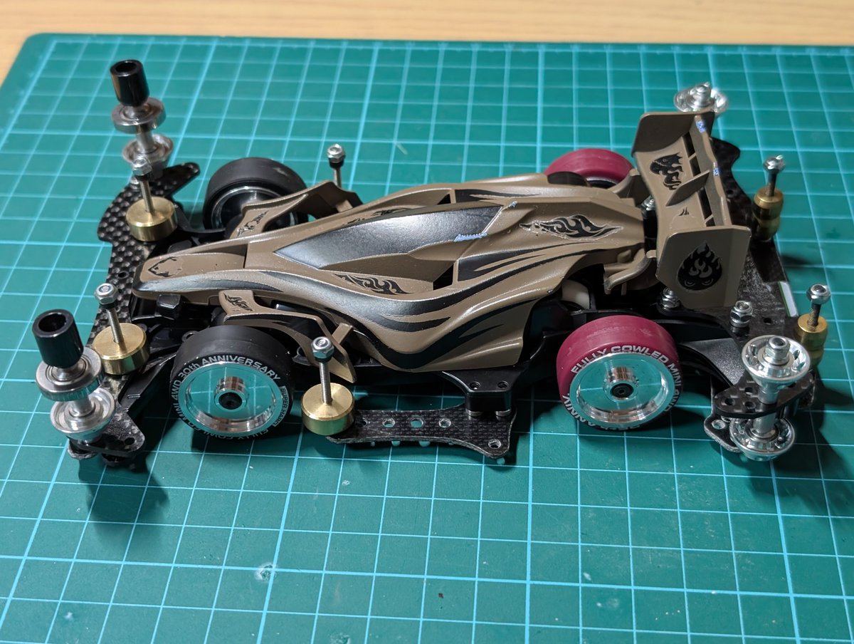 Over300yard's tweet image. 原点に戻ってARシャーシを作成😊
アルミのホイールにハマってしまって(笑)
早く走らせたい😣
ソフトボール用のバット(ミズノ・AＸ４)も届いた😊
早く振りたい😣
午後は塩尻のブルズアイで、会社の仲間とラウンドアバウトの早撃ちシューティング🔫
日曜を満喫😎
＃TAMIYA
＃ミズノ
＃AX4
#ブルズアイ