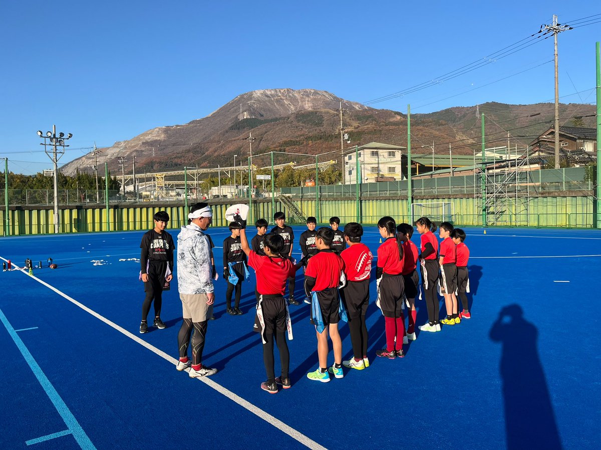 今日は日本選手権会場の大井ホッケー場と同仕様の伊吹ホッケー場で練習。シルバーウィングスさん、ヒーローズさんとも一緒に紅葉の伊吹山をバックにフラッグ日和。12/14日本選手権で小学生は3回目、低学年は2回目の日本一めざしてALL OUT。
#フラッグフットボール
#草津リトルパンサーズ