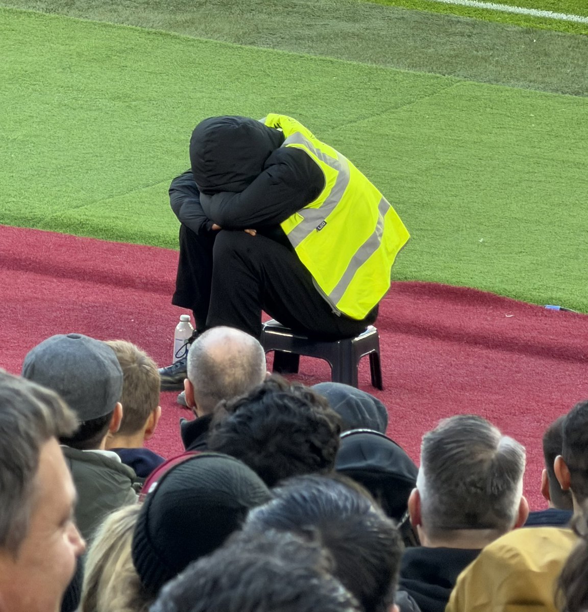 westhamfootball's tweet photo. Steward asleep at the London Stadium London 🤣 https://t.co/HvhSkEp4fS