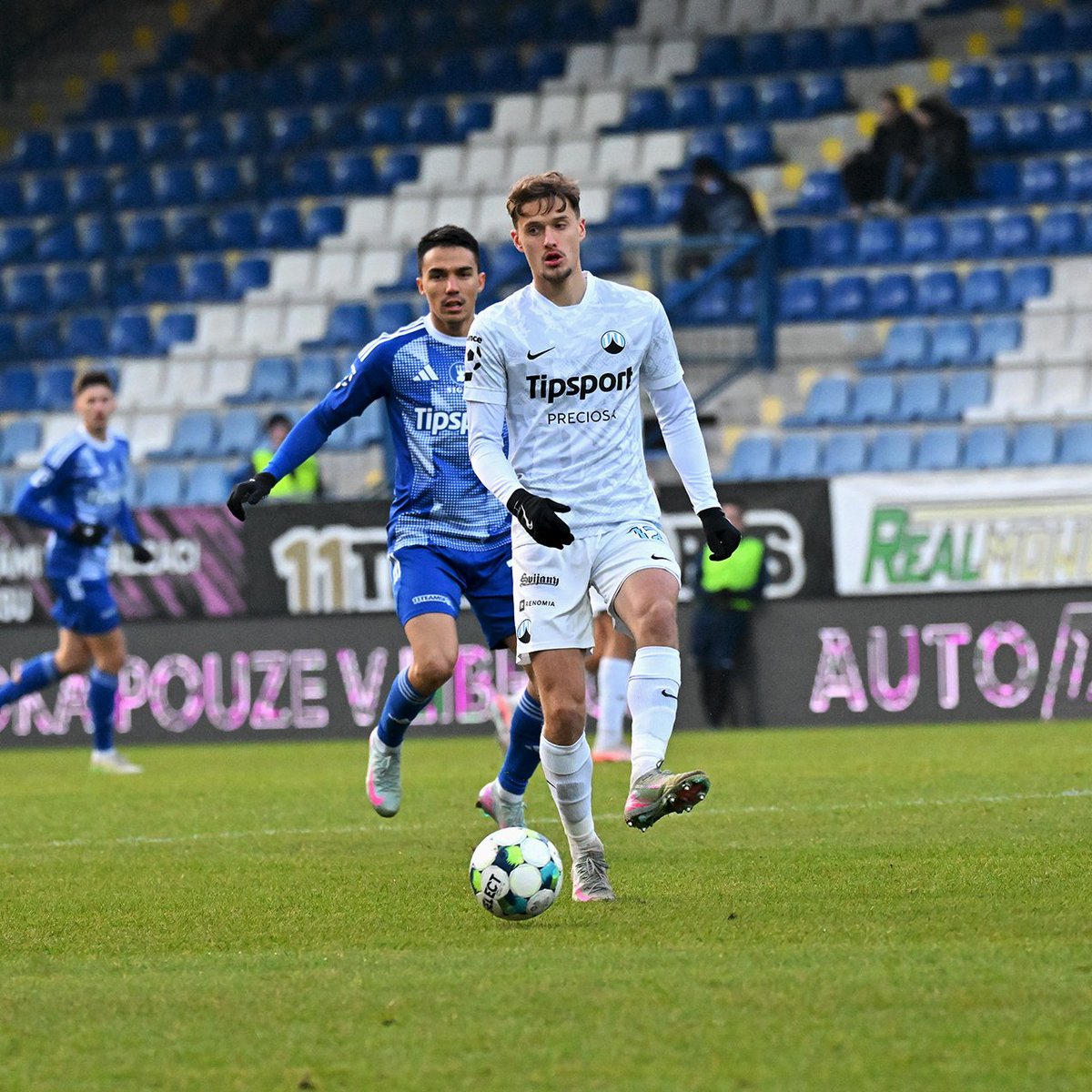 FCSlovanLiberec's tweet photo. ⏱15' | #LIBSIG | 0:0
📸 Vojtěch Stránský a Lukáš Mašek proti Sigmě. https://t.co/i2j4NZCZVD
