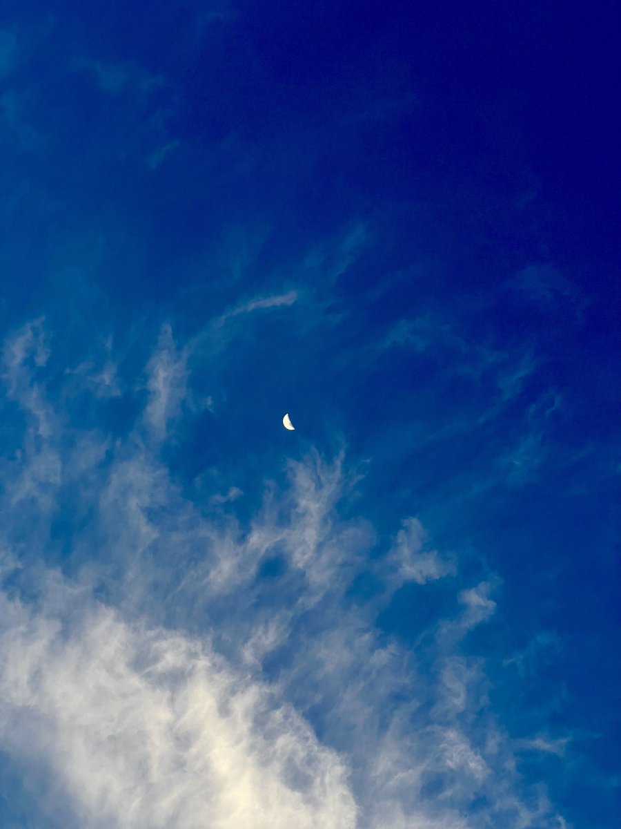 GetSetBhaago's tweet image. moon and clouds