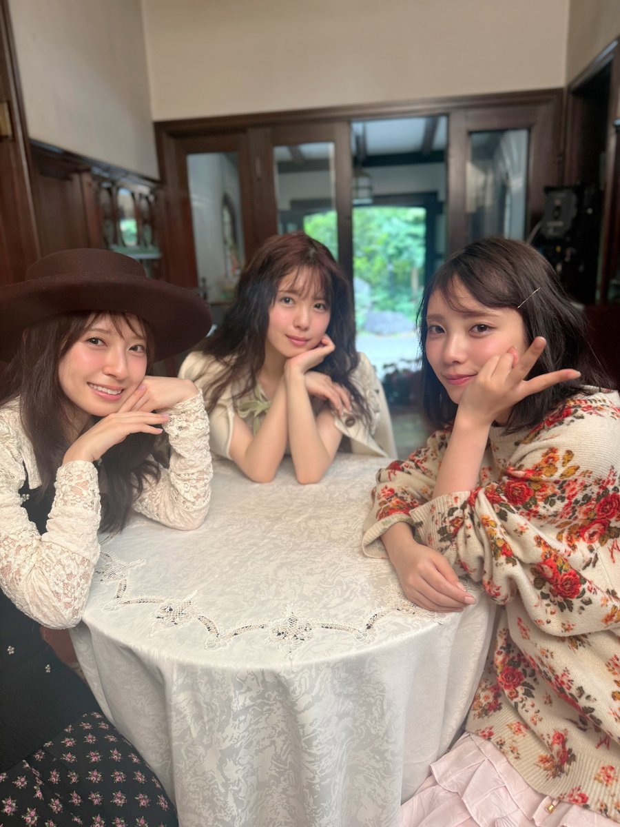 bis_web's tweet image. 《#bis冬号》本日発売です❄️

通常表紙を飾った３人のオフショットを公開🩵
#与田祐希 さん
#金村美玖 さん（#日向坂46）
#筒井あやめ さん（#乃木坂46）

通常🔗amazon.co.jp/dp/B0FXDN2MYY
増刊🔗 amazon.co.jp/dp/B0FXDKP6RW