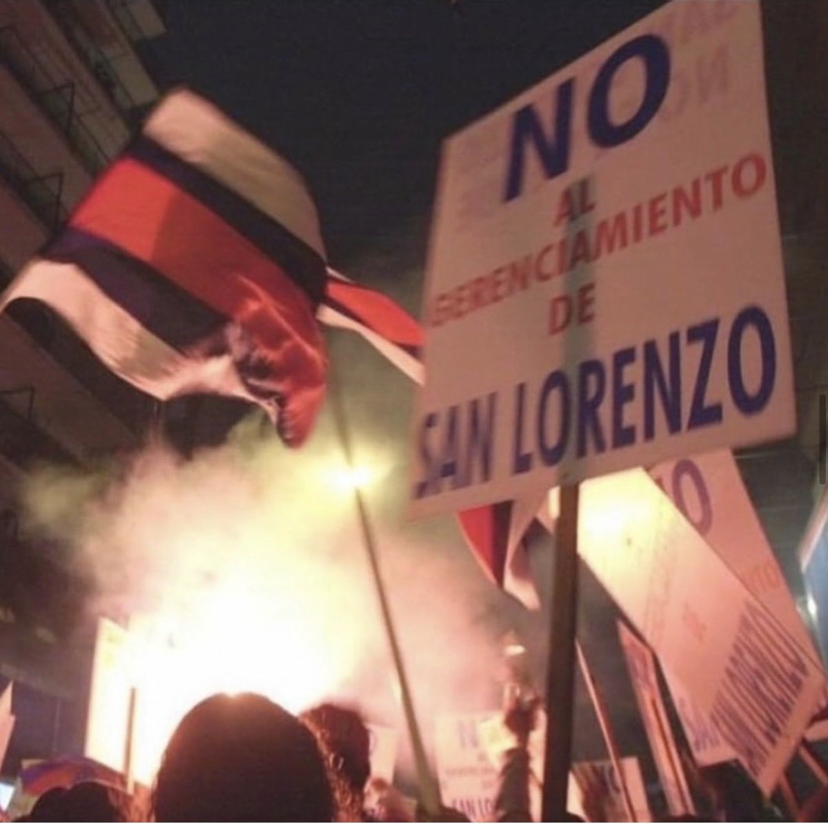 Nos fuimos al descenso.. nos vendieron la cancha… lo que nunca pudieron fue parar esta hinchada 🎶💙❤️💙
Feliz día cuervos, cuervas! Celebramos y fundamentalmente recordamos ⚠️🔵🔴
A San Lorenzo lo quisieron privatizar
La gente lo impidió
Dijo NO al gerenciamiento