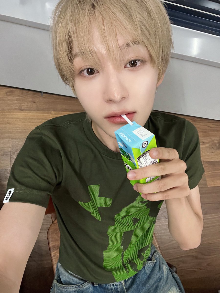 shuriiiii__'s tweet photo. 피크닉 꺼내 마시니까 생각나는 피크닉 동화 꺼내옴🍏 https://t.co/eUZ1fheopJ