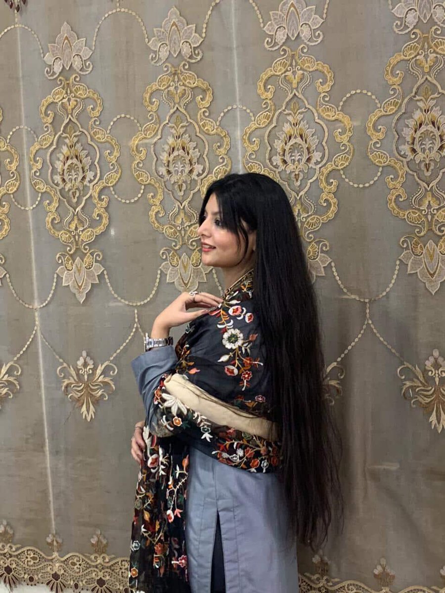 app_sey_matlab's tweet image. She wears a shawl in the era of hoodie