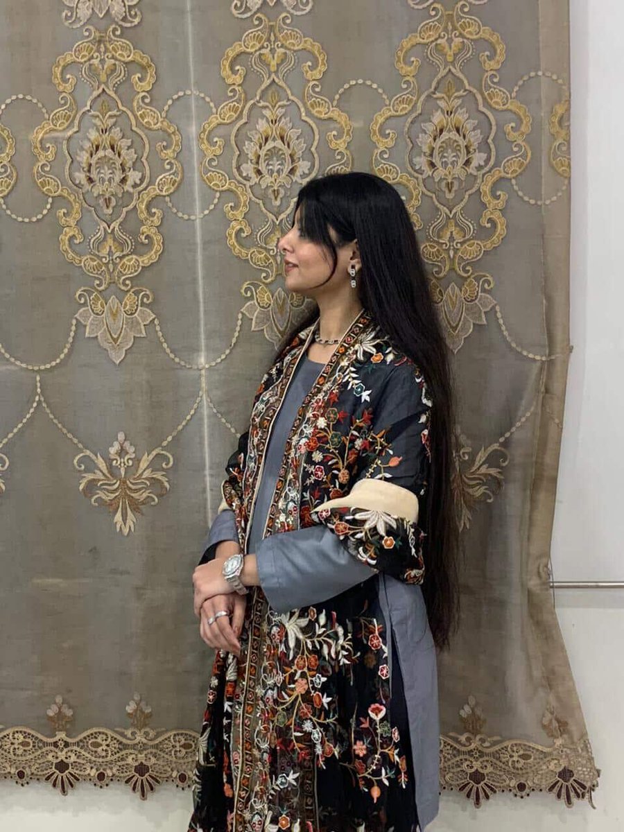 app_sey_matlab's tweet image. She wears a shawl in the era of hoodie