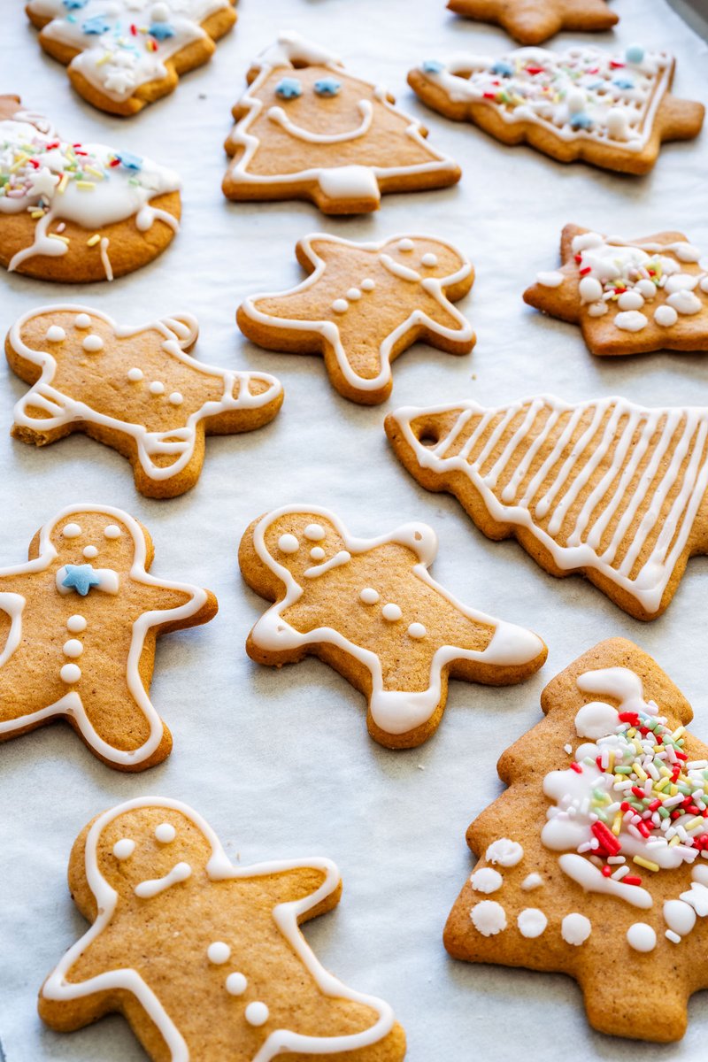 HappyFoodsTube's tweet photo. 🎅🎄😍 Recipe: https://t.co/M2aK8Vr3eQ
Gingerbread cookies without molasses, made with honey and an easy cut out dough. These bake up beautifully for decorating, gifting or hanging as ornaments on the tree. #gingerbreadcookies #holidaycookies https://t.co/mZ95LviHFk