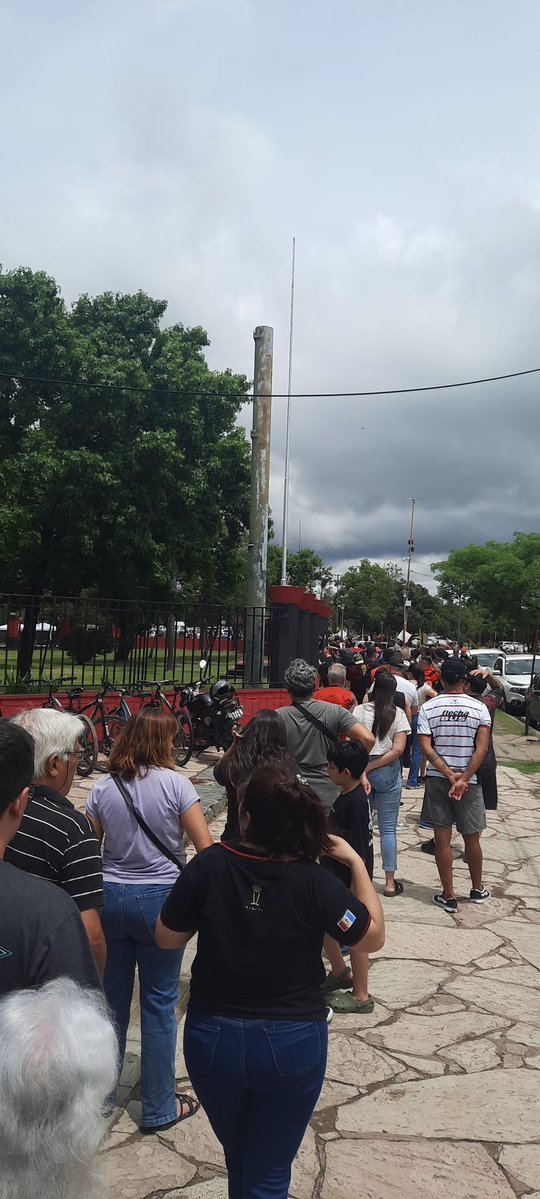 Vengo a votar desde hace casi 30 años y es la 1ra vez q hay tanta cola afuera, que onda?