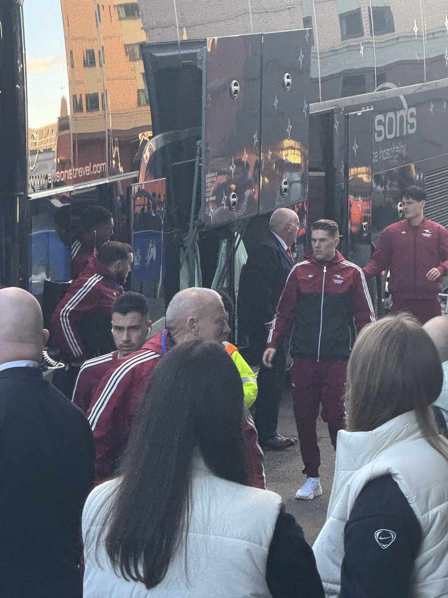 SamBIitz's tweet image. Viktor Gyokeres has travelled to Chelsea. 

Gabriel Jesus here too. #AFC