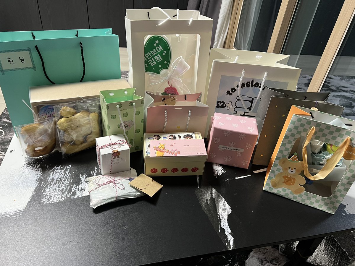 오늘 콘서트에 와주신 여러분들 너무 감사드립니다😭
부족하지만 많이 준비했어요 그리고 그 준비가 너무너무 보람찼습니다🥹
2025년의 시작과 끝을 멜로나와 함께할 수 있어서 너무 좋았습니다!!🍉
저희와 함께 즐거운 주말이 되셨기를 바라며 우리 또또또 꼭꼭꼭 다시 만나요
애정합니다👍👍🎉🎉❤️❤️