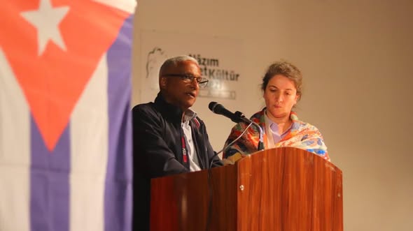 We commemorate the 9th anniversary of the passing of Fidel Castro Ruz with events in Ankara and İzmir. The Cuban Ambassador to Türkiye, Alejandro Díaz Palacios, participated, highlighting his legacy of dignity, solidarity, and social justice.