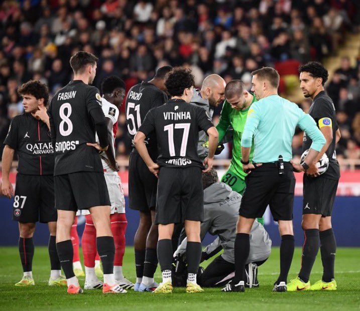 🚨Lucas Chevalier va se reposer ! 😴 

Suite à son choc à la cheville, Lucas va manquer UNE ou DEUX séances d’entraînement par précaution. ⚠️

✅ En revanche, il devrait bien être le TITULAIRE samedi PROCHAIN contre Rennes. 🧤🫡

🗞️: <a href="/lequipe/">L'Équipe</a> 

#PSG | #Ligue1 | #Chevalier