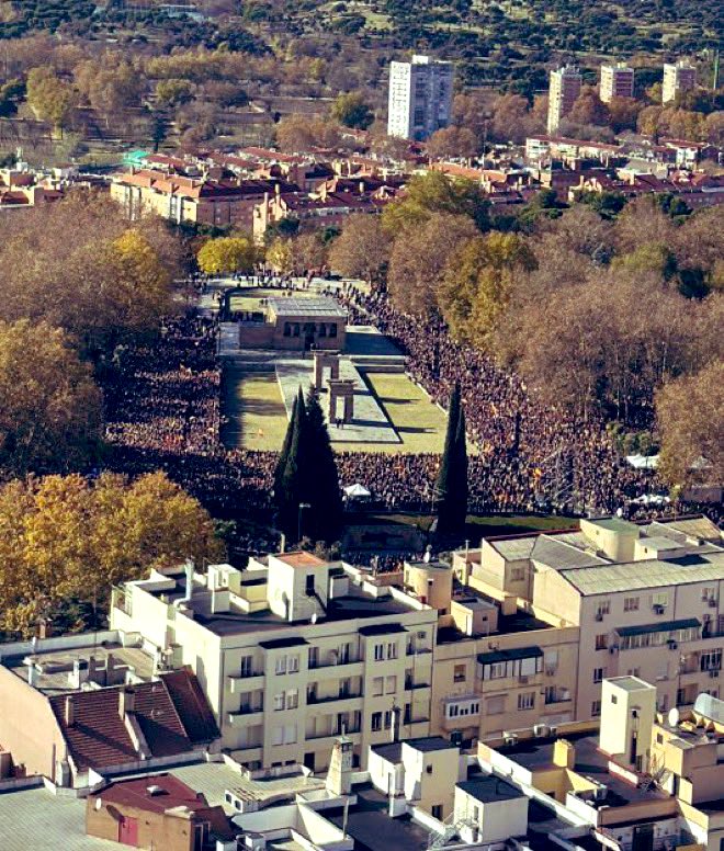 La realidad es que hoy había más gente en el mercadillo de Navidad de Valladolid que ahí. Podrán mentir ellos y sus corifeos lo que quieran, pero lo cierto es que la gente está cansada de sus ansias, sus mentiras, sus exageraciones, sus manipulaciones y sus urgencias.