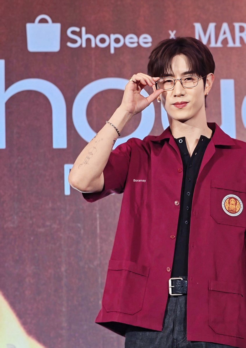 boramay_atk's tweet photo. พี่มาร์ค วิศวะปี4 🙈💓
 #ShopeexMarkTuanEvent https://t.co/EW0qx0rx7n