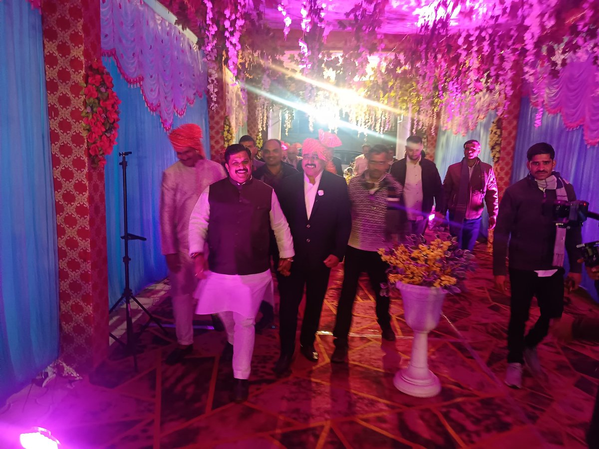 DrKPSinghYadav's tweet image. आज गुना के जी के जैन होटल में श्री लल्लन सिंह यादव सहायक उप निरीक्षक मध्य प्रदेश पुलिस के सुपुत्र श्री शम्भु यादव के वैवाहिक समारोह में सम्मिलित होकर शुभकामनाएं प्रेषित की।