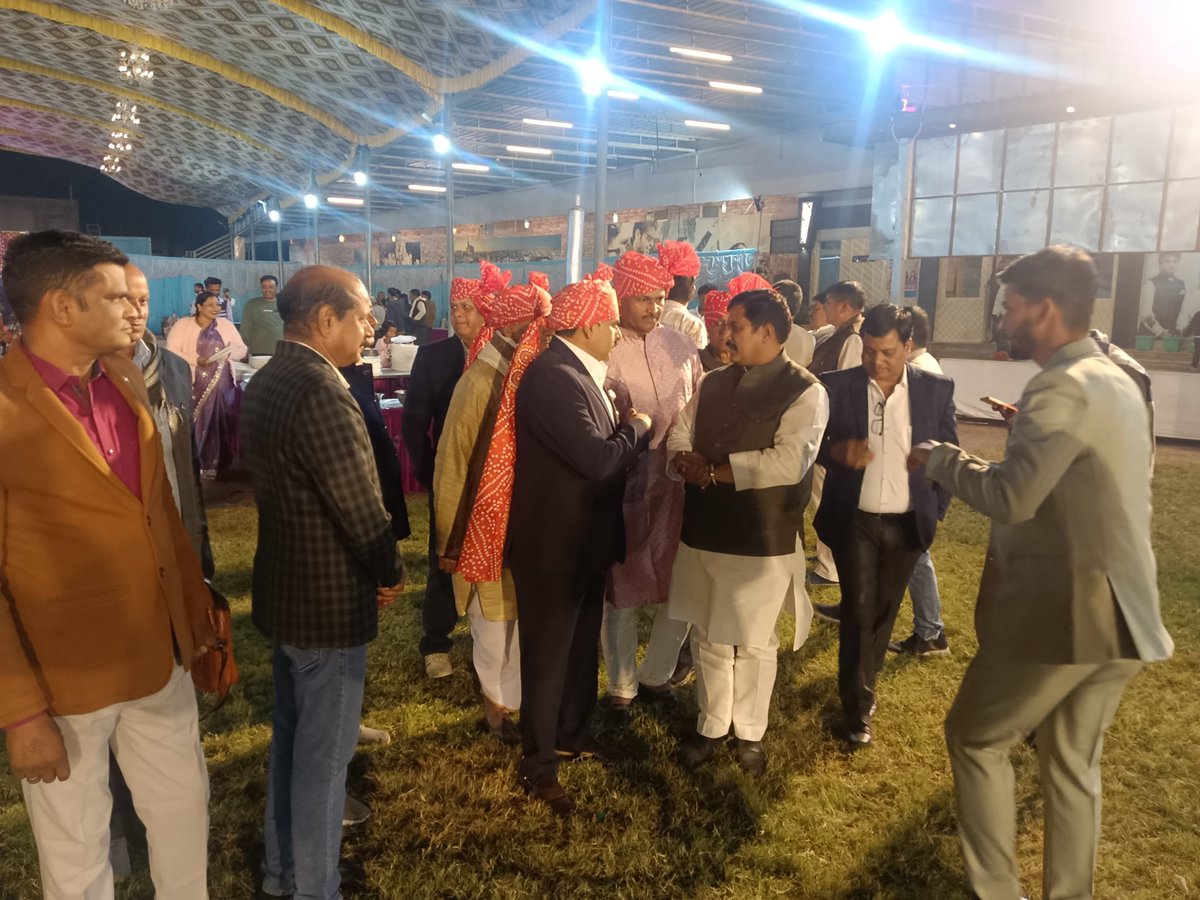 DrKPSinghYadav's tweet image. आज गुना के जी के जैन होटल में श्री लल्लन सिंह यादव सहायक उप निरीक्षक मध्य प्रदेश पुलिस के सुपुत्र श्री शम्भु यादव के वैवाहिक समारोह में सम्मिलित होकर शुभकामनाएं प्रेषित की।