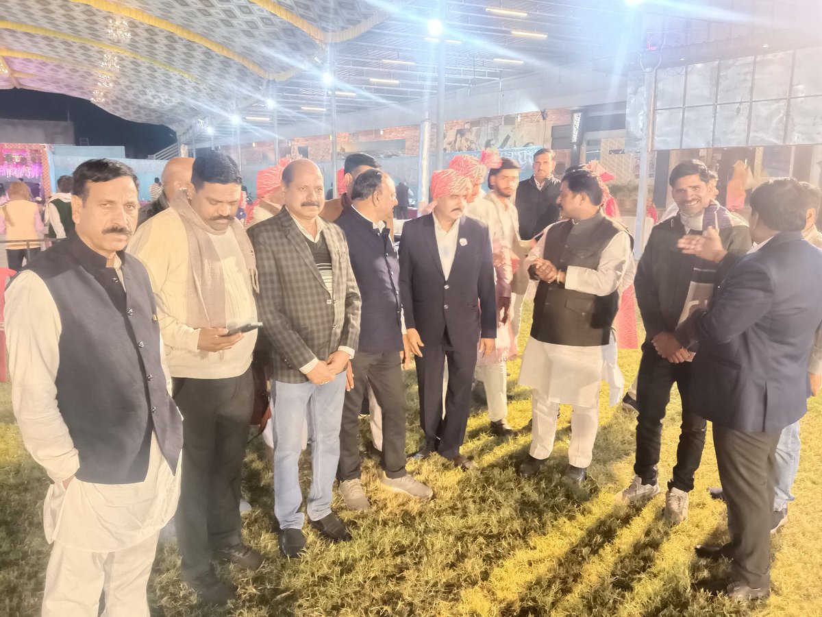 DrKPSinghYadav's tweet image. आज गुना के जी के जैन होटल में श्री लल्लन सिंह यादव सहायक उप निरीक्षक मध्य प्रदेश पुलिस के सुपुत्र श्री शम्भु यादव के वैवाहिक समारोह में सम्मिलित होकर शुभकामनाएं प्रेषित की।