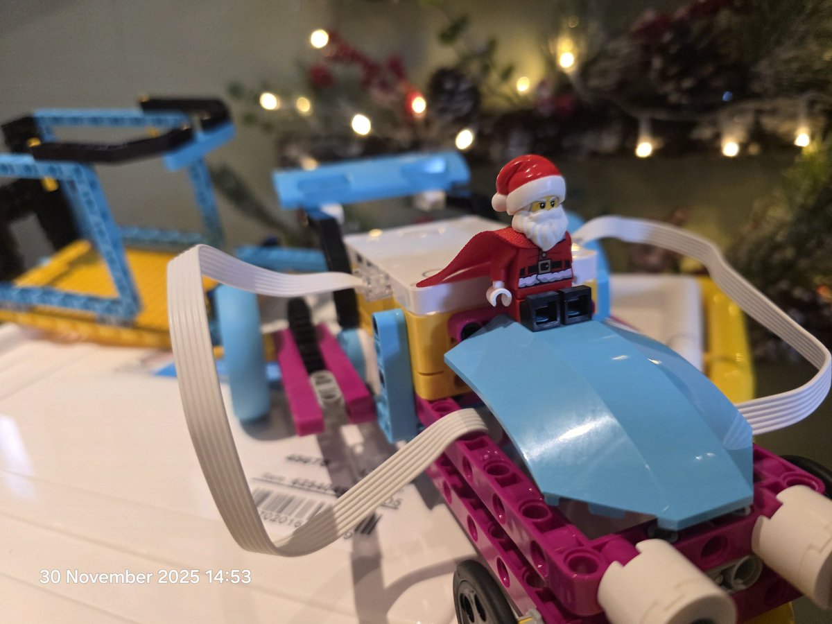 TsuiAllen's tweet photo. What in Lego's name have you done to my sleigh? #firstsundayofadvent https://t.co/IlqqwDEWAB