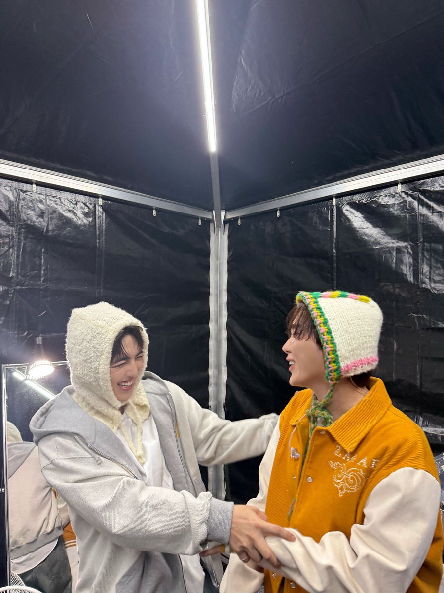 tngrn5B's tweet photo. 막내여동생력 순식간에 오른쪽분에서 왼쪽분으로 넘어가는게 너무웃긴거같음 승승붐업.... https://t.co/zuVADylY25
