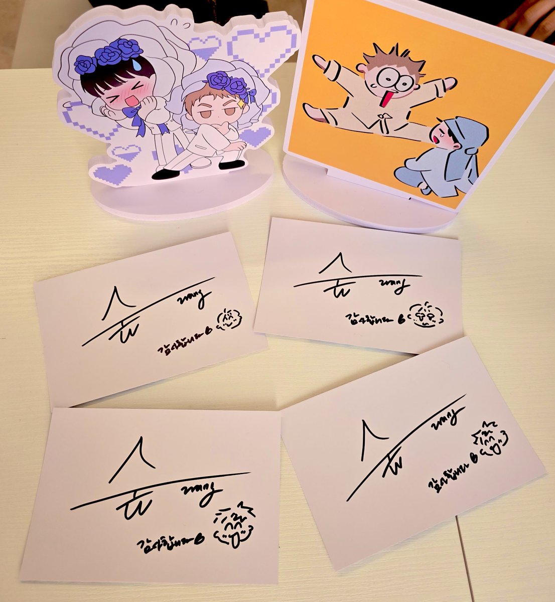 dragon_ILAY0125's tweet image. 홍퀘 이연 생카 방문🥰
정성 가득한 전프레 받고
숲이랑 작가님도 만나구
세상에 이런 행운이🍀
작가님이 사인도 해주시고😍
사랑해요 자까님🫶🏻
연아 생일 축하해🎉
기훈이랑 영사해

#홍실퀘스트 #RedThreadQuest #LEEYEON_1202