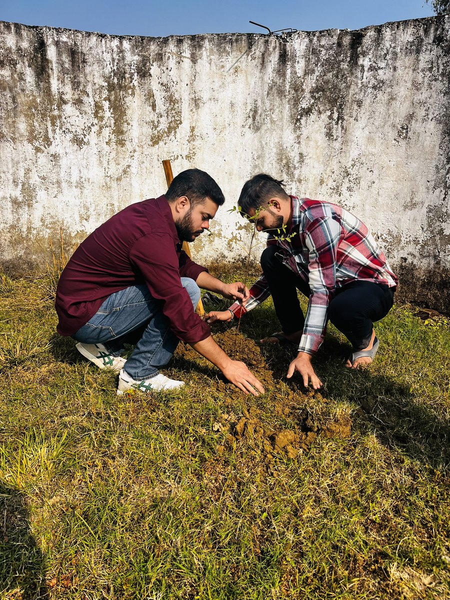 #हर_रविवार_पौधरोपण के क्रम में 246 वें रविवार को दीर्घेश्वर नाथ गौशाले में 2 आम , 2 अशोक व 1 नीम के पौधे रोपित किए गए .. #deoria #Green_deoria