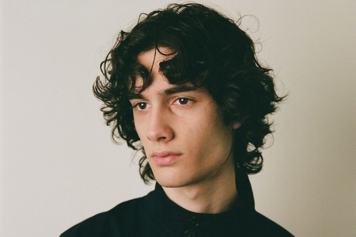 ChartPredicts's tweet image. Sombr is projected to rank among the top global 200 artists of 2026, as it has already surpassed the current cutoff for the 2026 Billboard Global 200 Artists Year-End list — becoming the 5th act to achieve this.

Check out the full list here: patreon.com/posts/14471218…