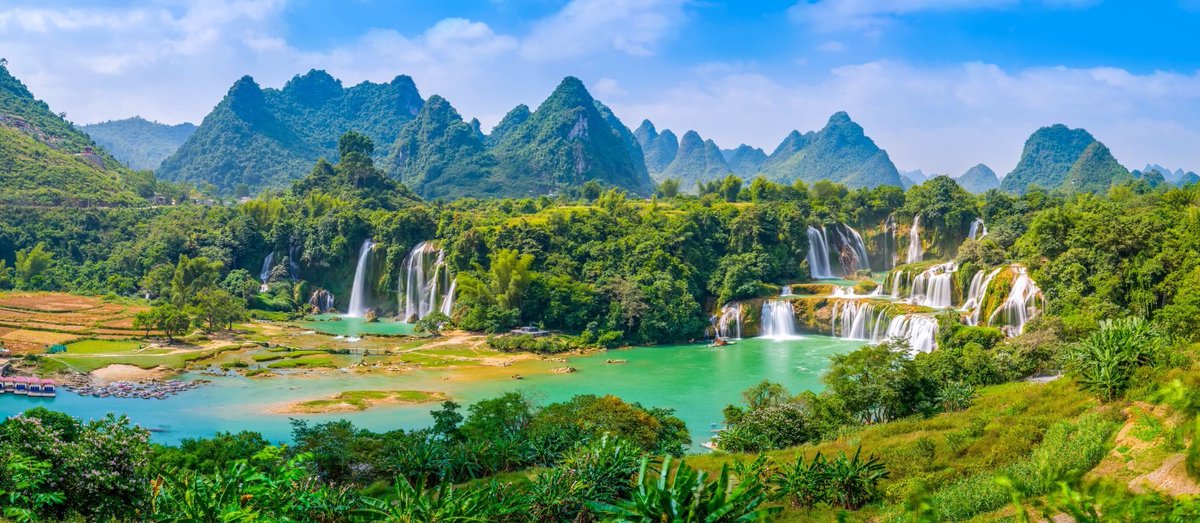 ALMISNID's tweet image. الله تعالى هيأ كوكب #الأرض عبر 4.6 مليار سنة من التحولات والتغيرات والتطورات الجيولوجية والكونية، ليكون مهيأً لعيش الإنسان وقادرًا على احتضان الحياة وتمكينه من عمارة الأرض حتى حين. 

والأرض ـ وفق ما نعلم حتى اليوم ـ هي الكوكب الوحيد بين أكثر من 2000 كوكب مكتشف، الذي اجتمعت فيه…