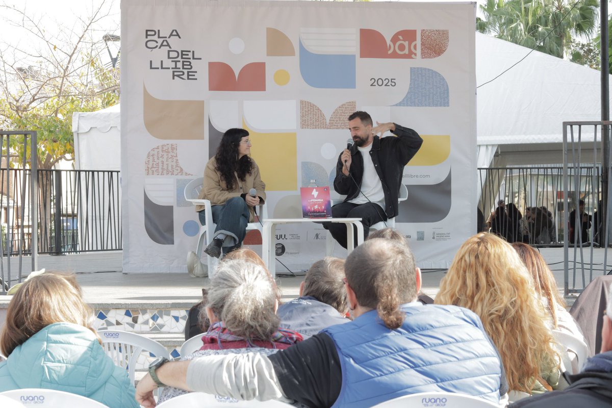 u
📖 La presentació de “La Fúmiga. Havia de passar” de Vicent Contrí ha captivat els espectadors gràcies a la conducció d’Àrtur Gavaldà i Marta Meneu. 

Una trobada plena de
converses i reflexions que ha permés als participants
connectar amb la història del grup. 
#placadellibre