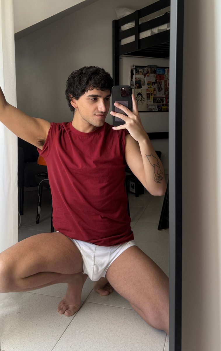 Simonev4l3's tweet image. red