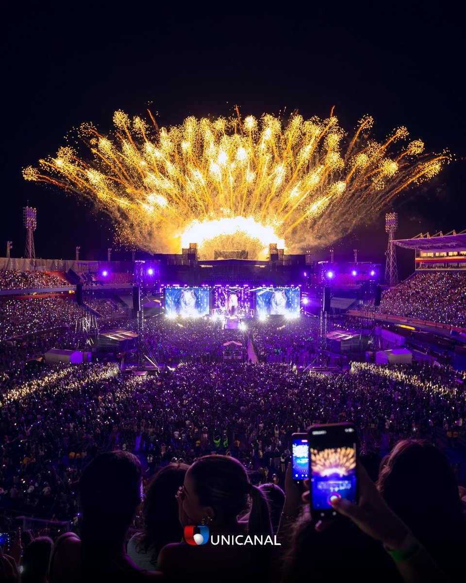 Unicanal's tweet photo. ¡UN RÉCORD PARA PARAGUAY! 🇵🇾🎉

🤩✨ Shakira recibió a más de 100.000 fanáticos del interior del país y de países vecinos en el Estadio La Nueva Olla, con dos shows inolvidables llenos de emoción. 

Con diez bailarines y múltiples cambios de vestuario, la colombiana batió un récord en Paraguay, convirtiéndose en el concierto más grande de la historia del país. 🏟️✨

#Unicanal

#Shakira #Paraguay #Show