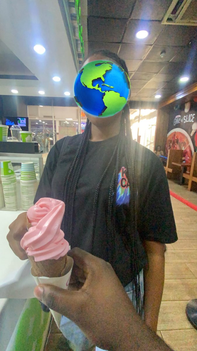 Thebigsoll's tweet image. Second date today with this babe I’m talking to, and something happened that lowkey shook me.

We went to ShopRite, branched Coldstone, and I confidently ordered two medium cups.
Guy they said 14k per cup. I no really complain make I no look like mumu.

But she immediately said,…