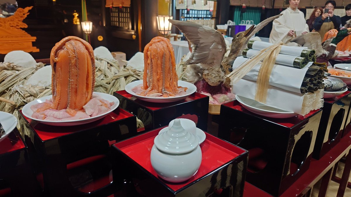 goshuinchou's tweet image. そして、香取神宮の大饗祭といえばその特殊神饌である。これを拝観する為に来たのです。大饗祭で神々に捧げ饗応する為のお供えは他では見られない大変に興味深いものである。まず目に付くのは羽を広げた雌雄の水鳥。「鴨の羽盛り」と呼ばれ水辺から飛び立つ鴨そのままの姿で固定されている。こんもりと…