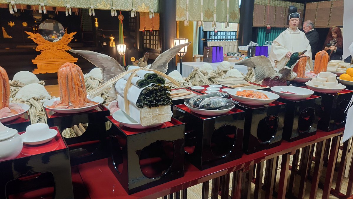 goshuinchou's tweet image. そして、香取神宮の大饗祭といえばその特殊神饌である。これを拝観する為に来たのです。大饗祭で神々に捧げ饗応する為のお供えは他では見られない大変に興味深いものである。まず目に付くのは羽を広げた雌雄の水鳥。「鴨の羽盛り」と呼ばれ水辺から飛び立つ鴨そのままの姿で固定されている。こんもりと…