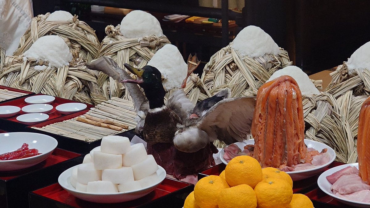 goshuinchou's tweet image. そして、香取神宮の大饗祭といえばその特殊神饌である。これを拝観する為に来たのです。大饗祭で神々に捧げ饗応する為のお供えは他では見られない大変に興味深いものである。まず目に付くのは羽を広げた雌雄の水鳥。「鴨の羽盛り」と呼ばれ水辺から飛び立つ鴨そのままの姿で固定されている。こんもりと…