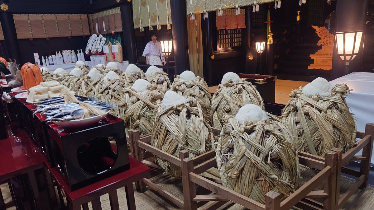 goshuinchou's tweet image. そして、香取神宮の大饗祭といえばその特殊神饌である。これを拝観する為に来たのです。大饗祭で神々に捧げ饗応する為のお供えは他では見られない大変に興味深いものである。まず目に付くのは羽を広げた雌雄の水鳥。「鴨の羽盛り」と呼ばれ水辺から飛び立つ鴨そのままの姿で固定されている。こんもりと…
