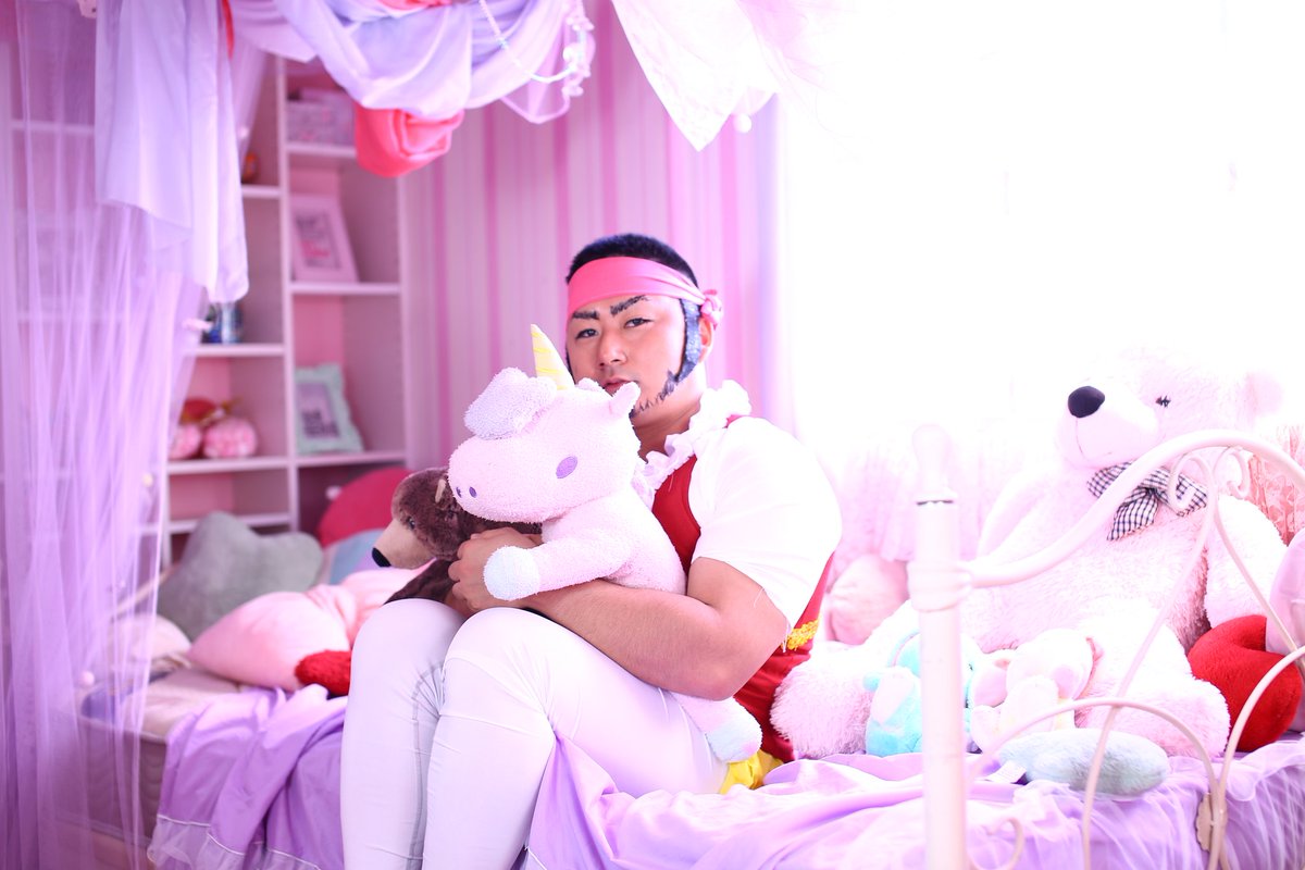 雌牛すぎて笑う
ベッドが小さくみえる