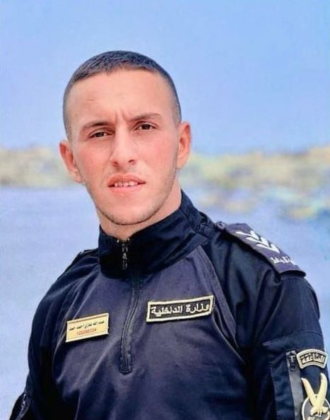 هذا هو عيد الله شهيد أنفاق رفح لهذا اليوم
عبد الله الذي ظل يحفر بأظافره الصخر لعدة أسابيع من الجوع والعطش، تمكن اليوم من الخروج من فتحة النفق، ولم يكن يعلم أن الصواريخ الإسرائيلية وطائرات التجسس البريطانية والأواكس الأمريكية تنتظره بكامل عتادها الإرهابي.
الشهيد عبد الله هو ابن د.