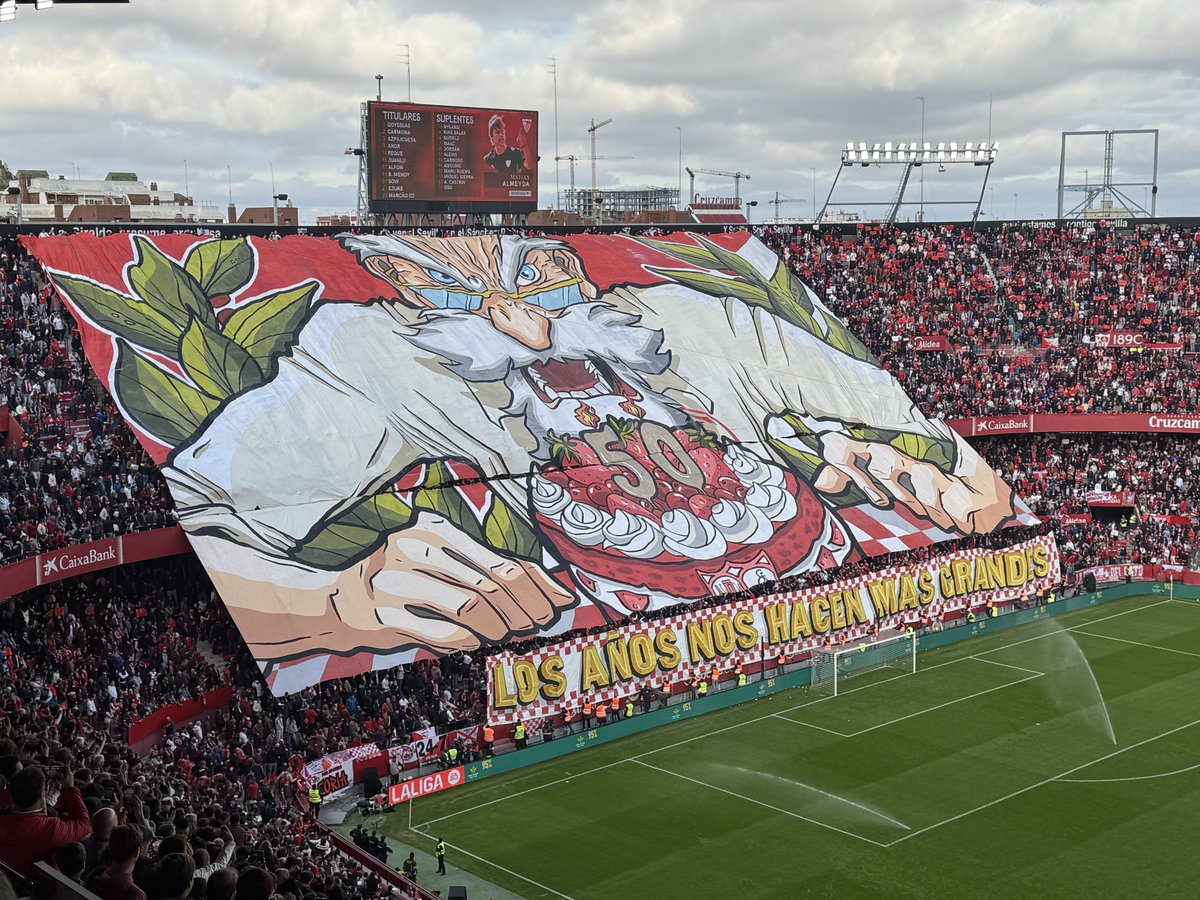 GonzaloTortosa's tweet photo. 🏟️ “LOS AÑOS NOS HACEN MÁS GRANDES”

El BRUTAL TIFO que luce el Ramón Sánchez-Pizjuán para el Gran Derbi entre Sevilla FC y Real Betis.

@elchiringuitotv https://t.co/u0laO41eyo